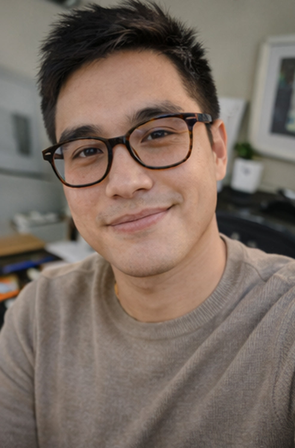 Customer wearing glasses with Anchor grips