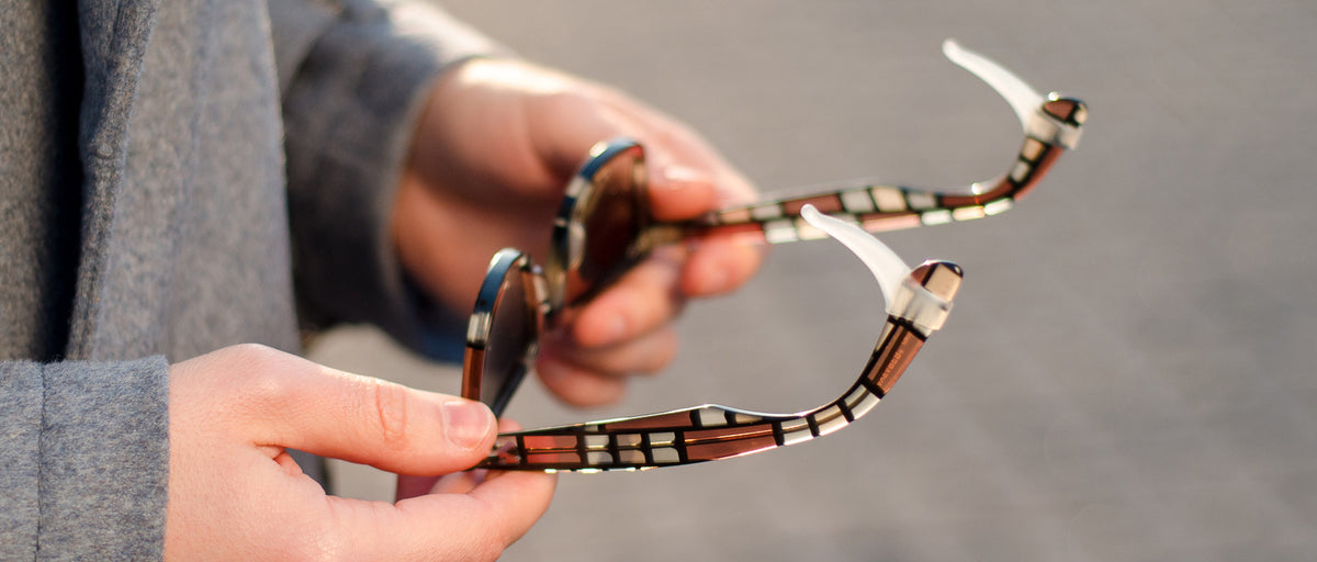 Fitting Anchor glasses grips onto sunglasses